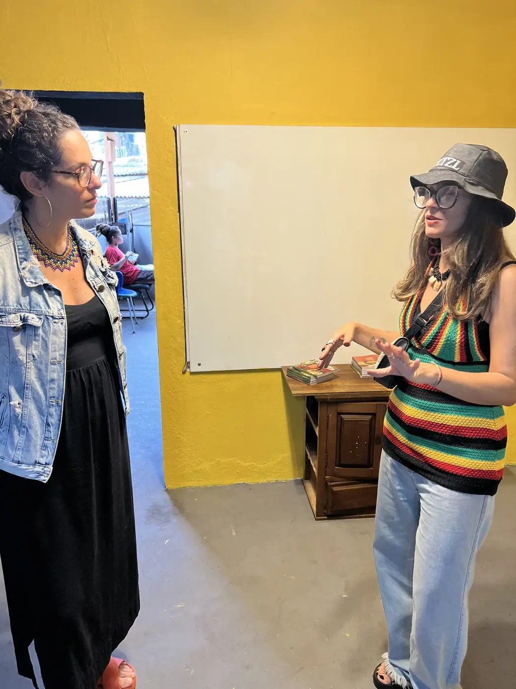 Mirella e Jô Maloupas conversam na Vila Flávia.